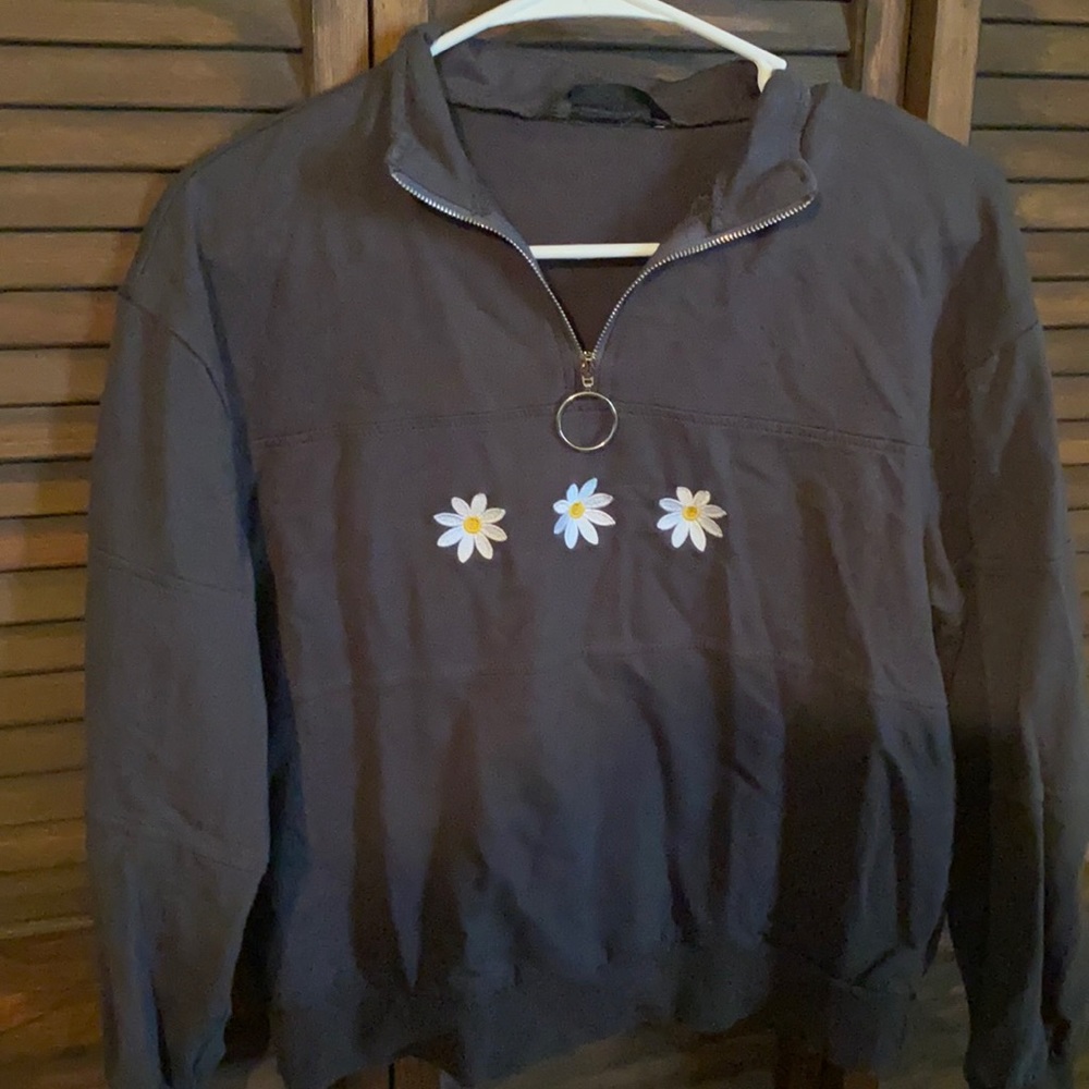 Super cute cropped daisy lightweight shirt